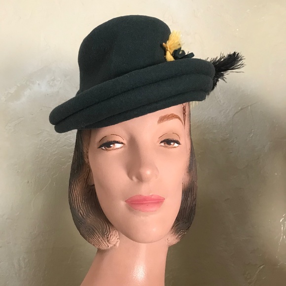 CHIC 1940s GREEN FELT TILT HAT WITH BLACK AND YELLOW OSTRICH FEATHERS